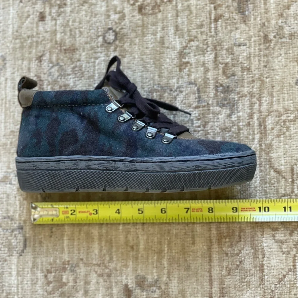 OTBT Green Lake size 7 in Blue Camo. NWOT - Picture 9 of 15